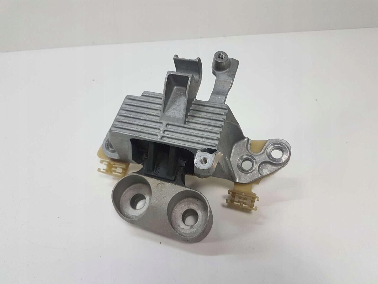 Opel Astra K 1.4 Benzinli Motor Kulağı Sağ